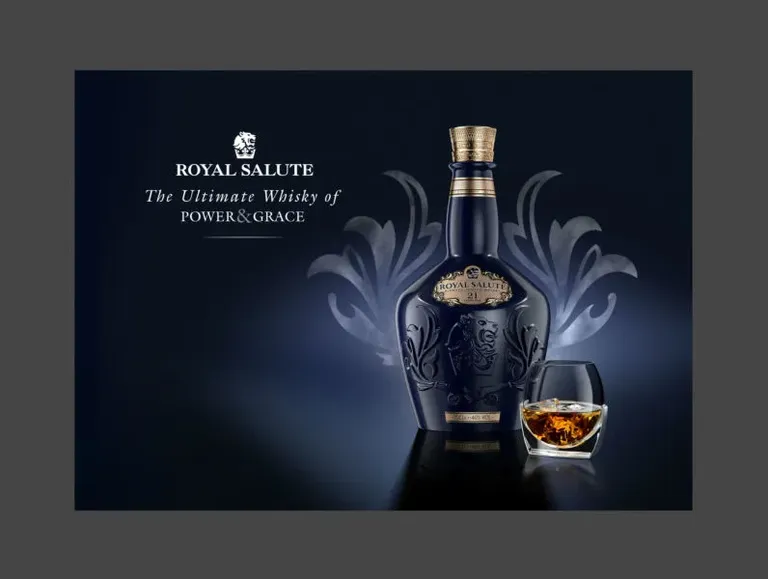 RoyalSalute_KeyVisualBleu_Carafe_VerreHorizontalRVB