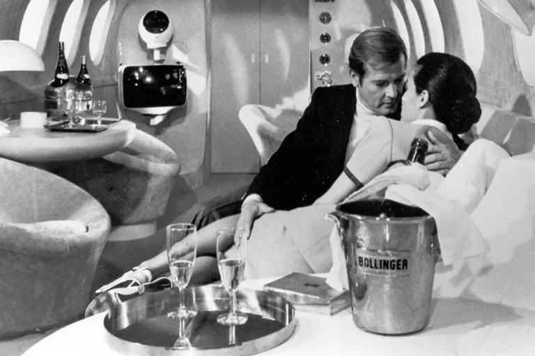 Vivre et Laisser Mourir (1973) - Roger Moore & Champagne Bollinger