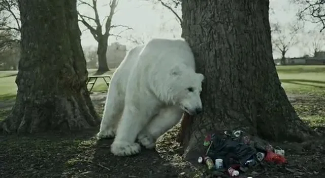Un ours polaire SDF erre dans les rues londoniennes.