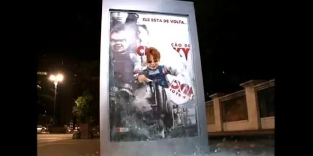 Quand la poupée Chucky s'attaque aux passants
