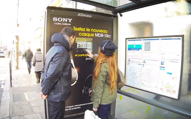 Sony utilise quatre abribus parisiens pour faire tester ses nouveaux casques