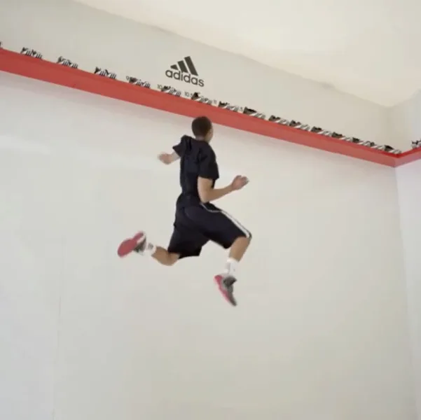 Une boutique Adidas où dunker vous rapporte des baskets gratuites