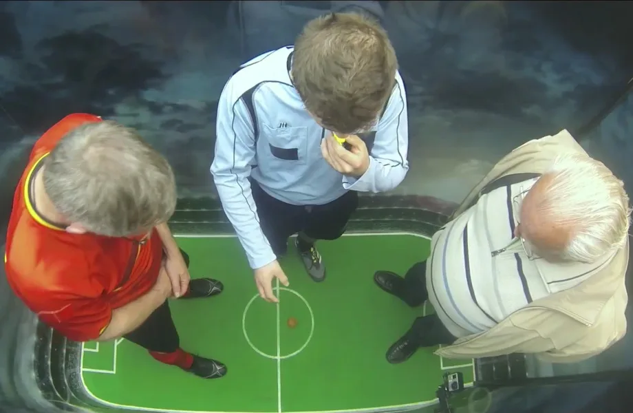 Un terrain de foot dans un distributeur de Knackis