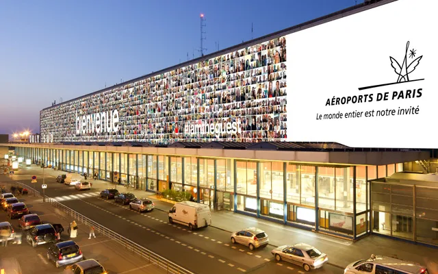 Une façade selfie à l’aéroport de Paris