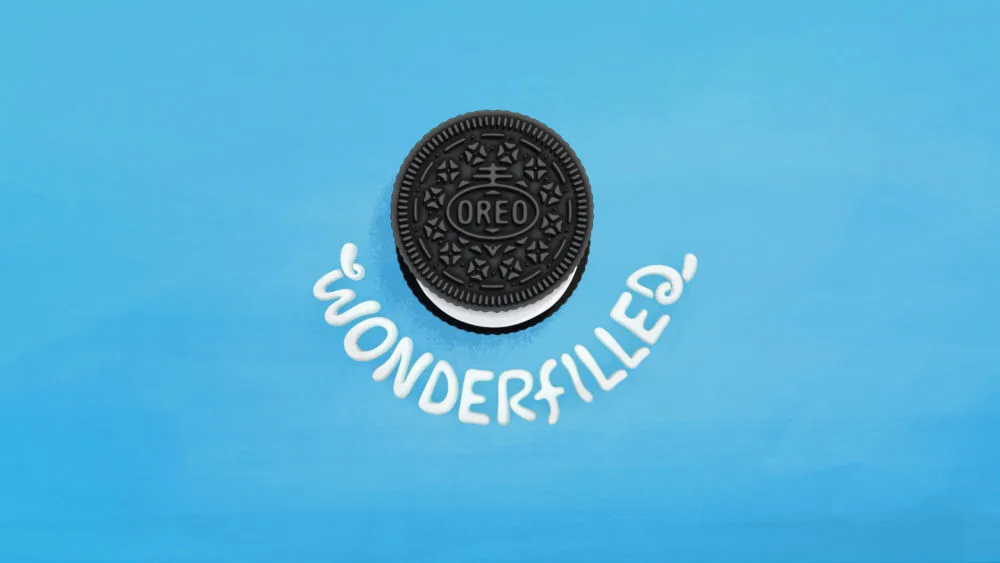 Oréo joue avec ses biscuits