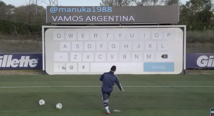 Gillette installe un clavier virtuel dans un but de football...