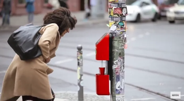 Nescafé réussit à connecter des inconnus dans la rue !
