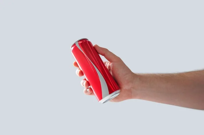 Coca-Cola supprime le logo de ses canettes...