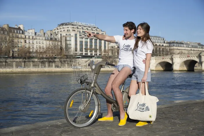 Un mannequin en slip et en vélo vous livre votre Slip Français !
