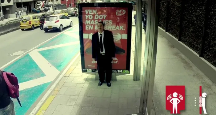 Kit Kat crée un panneau publicitaire qui masse !