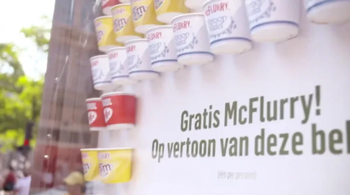 Un panneau d'affichage McDonald's qui vous offre des glaces !