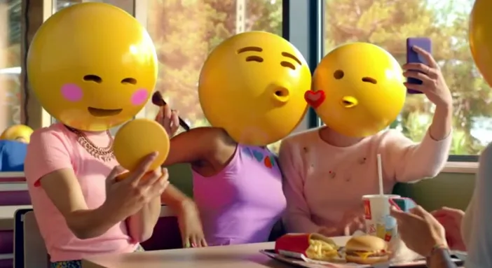 Des hommes avec des têtes d'emojis dans la nouvelle pub de McDonald's !
