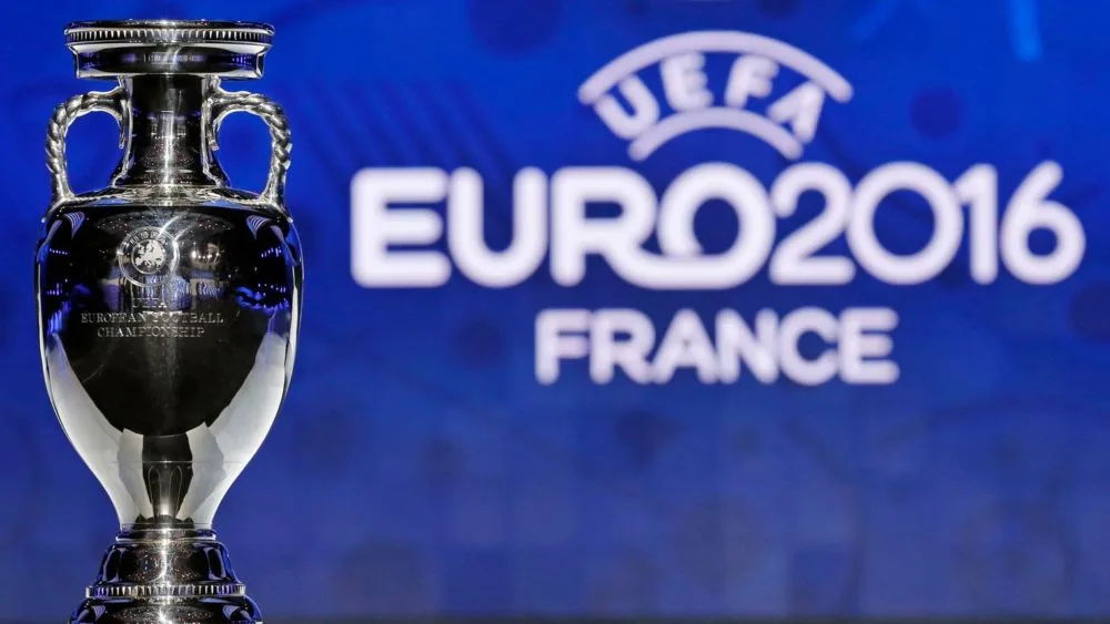 Le trophée de l'Euro de foot en tournée avec ses sponsors