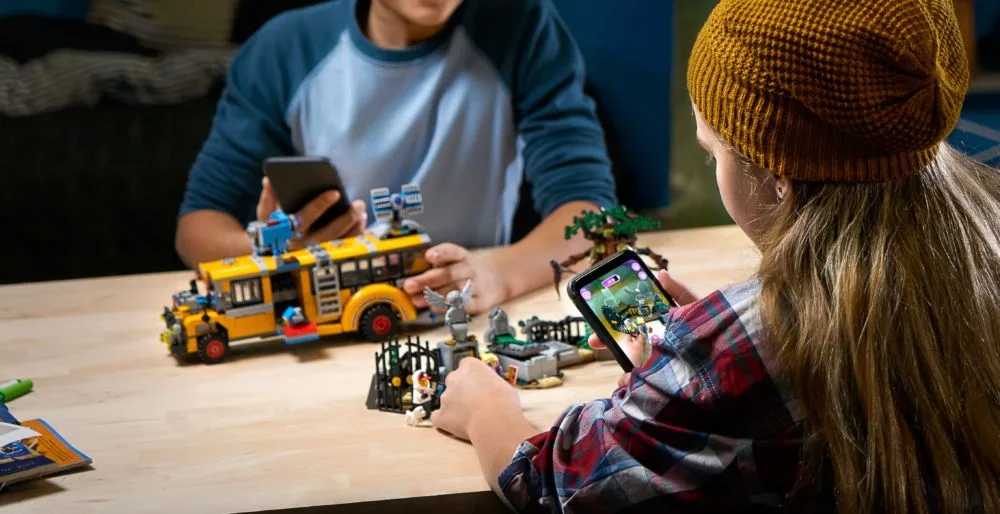 Avec LEGO® HIDDEN SIDE™, les enfants joueront bientôt dans deux mondes à la fois !