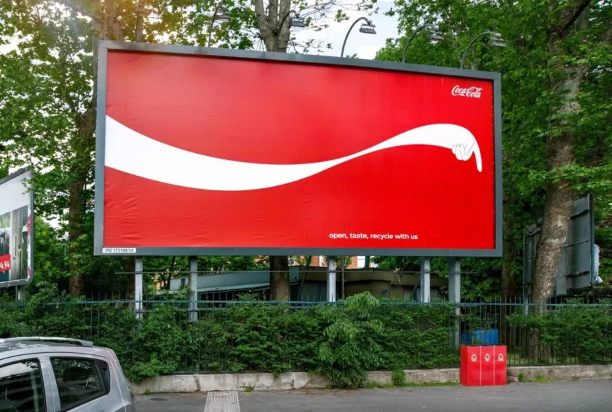 COCA-COLA INVITE A TRIER LES ORDURES AVEC DES PANNEAUX D'AFFICHAGE