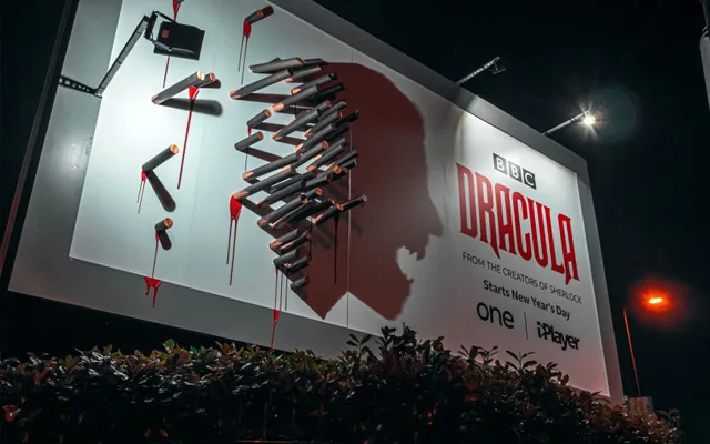Un panneau publicitaire “Dracula” qui prend vie à la tombée de la nuit…