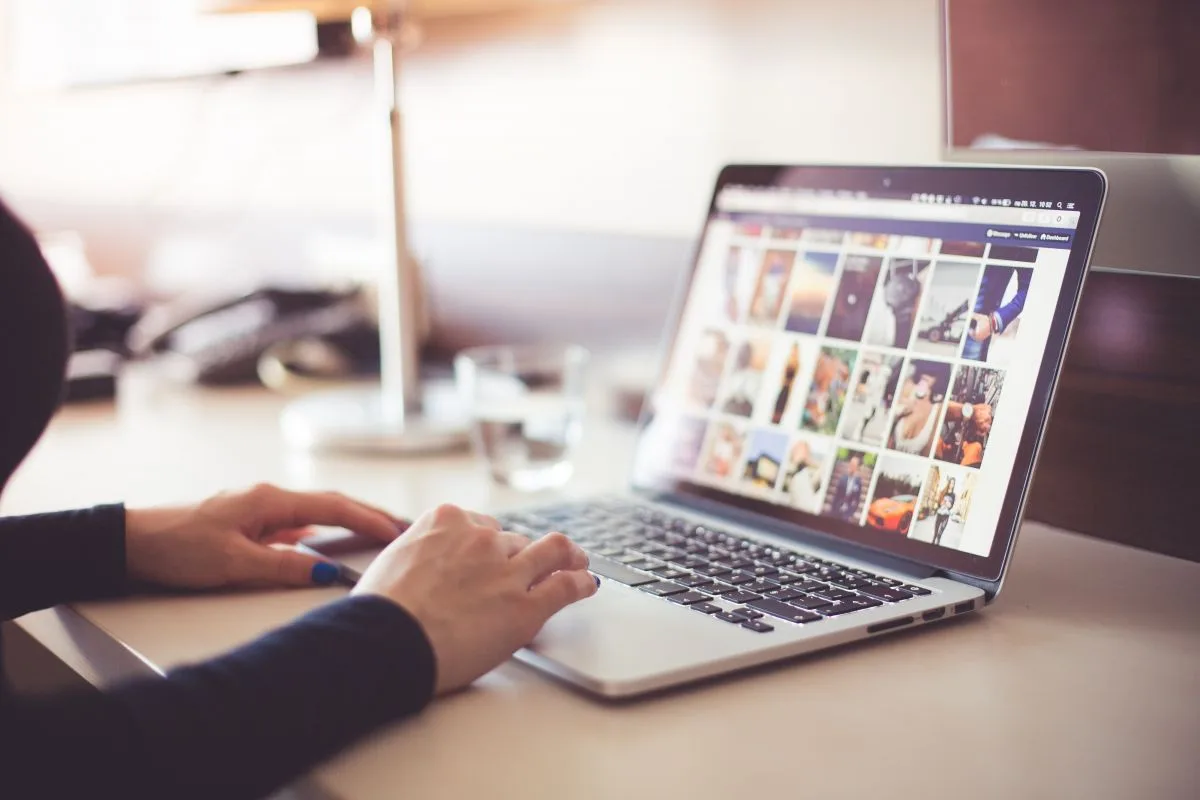 Les Français passent un tiers de leur vie sur internet !